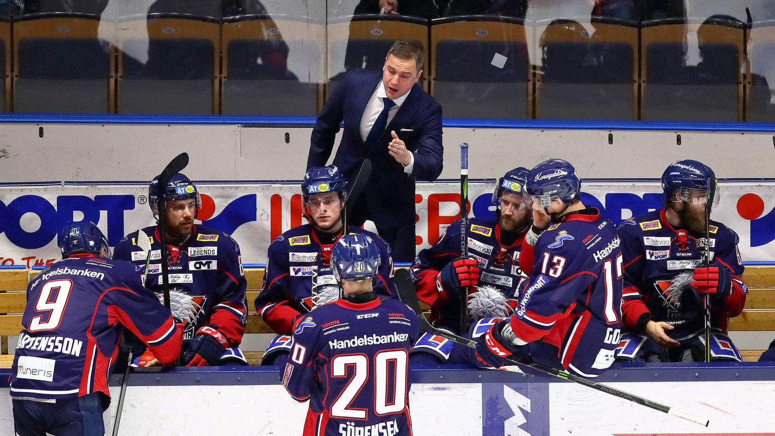 171130 Linköpings tränare Dan Tangnes under ishockeymatchen i SHL mellan Linköping och Skelleftea den 30 november 2017 i LINKÖPING. *** 171130 Linköping coach Dan Tangnes during the ice hockey match i ...