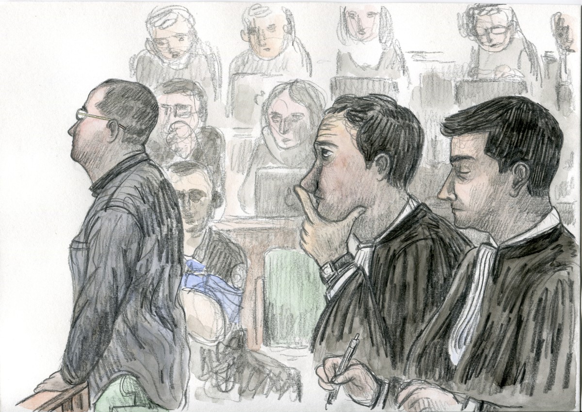 GERICHTSZEICHNUNG - Un dessin montre Fabrice A., gauche, meurtrier presume d'Adeline, debout sur le banc des accuses avec ses avocats Me Yann Arnold, centre, et Me Leonardo Castro, droite, dans l ...