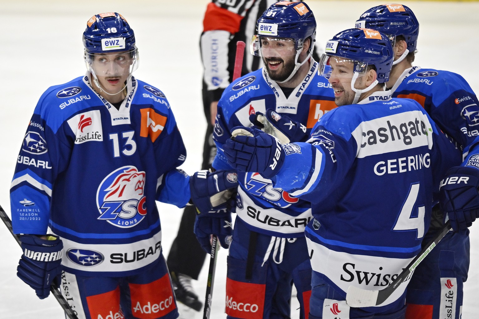 Der Zuercher jubeln nach dem 3-2 beim Eishockeyspiel der National League ZSC Lions gegen den HC Lugano im Zuercher Hallenstadion am Samstag, 12. Maerz 2022. (KEYSTONE/Walter Bieri)