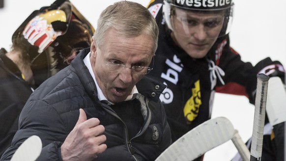 Berns Trainer Kari Jalonen erteilt Anweisungen im Eishockey Meisterschaftsspiel der National League zwischen dem SC Bern und dem HC Ambri-Piotta, am Samstag, 27. Januar 2018, in der PostFinance Arena  ...