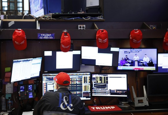 News Bilder des Tages Trump MAGA merchandise hangs above a traders working on the floor of the New York Stock Exchange on Wall Street on Election Day, Tuesday, November 5, 2024 in New York City. Voter ...