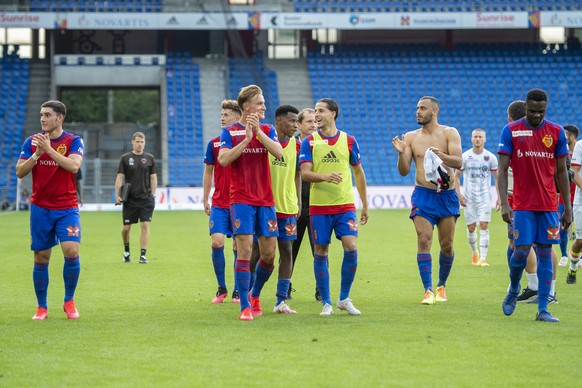 Basels Spieler bedanken sich bei den Zuschauern nach dem Fussball Meisterschaftsspiel der Super League zwischen dem FC Basel 1893 und Neuchatel Xamax FCS im Stadion St. Jakob-Park in Basel, am Samstag ...