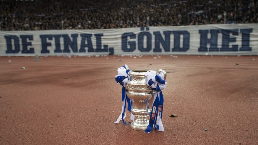 Der Pokal steht vor der Suedkurve im Schweizer Fussball Cup Final zwischen dem FC Lugano und dem FC Zuerich , im Stadion Letzigrund in Zuerich, am Sonntag, 29. Mai 2016. (KEYSTONE/Ennio Leanza)