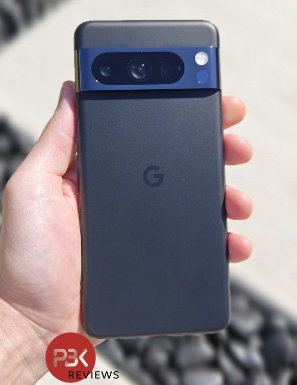 Google Pixel 8 Pro with matte back: The characteristic camera bar of the predecessor remains the trademark.