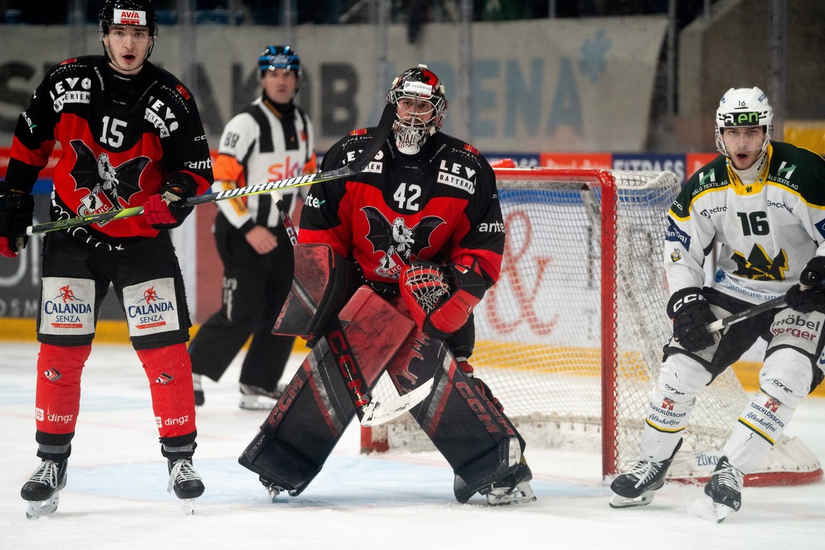 Basel, Schweiz, 14.03.2025 42, Fabio Haller EHC Basel, 42, Fabio Haller EHC Basel und 16, Frantisek Rehak EHC Olten Playoff 1/2- Final Game 7 Sky Swiss League - EHC Basel vs. EHC Olten Basel, 14.03.20 ...