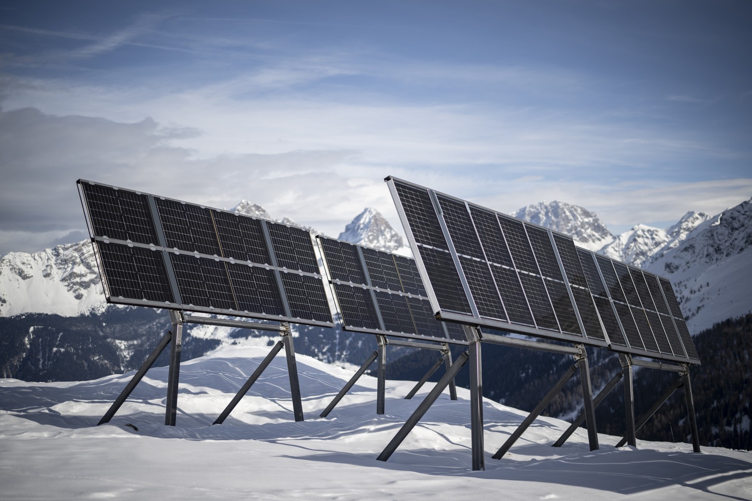 Blick auf die Testanlage &quot;Tschers&quot; des geplanten Grossprojektes Nandro-Solar des Elektrizitaetswerk der Stadt Zuerich EWZ, aufgenommen am Mittwoch, 24. Januar 2024, in Surses. Die Gemeindeve ...