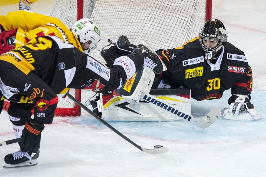 Berns Torhueter Philip Wuethrich, rechts, im Duell mit Biels Mike Kuenzle im Eishockey Meisterschaftsspiel der National League zwischen dem SC Bern und dem EHC Biel, am Samstag, 9. Oktober 2021, in de ...