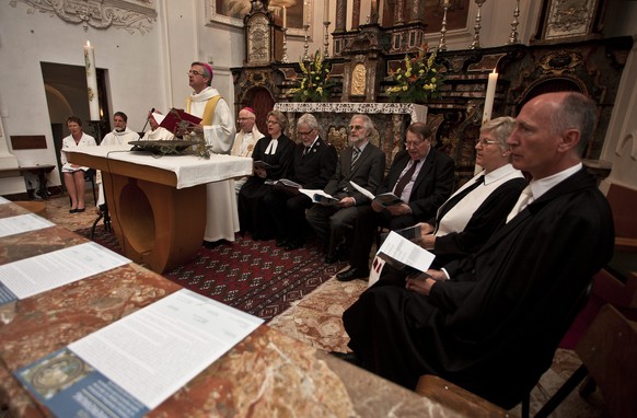 Der Bischof von Lugano Valerio Lazzari spricht im Baptisterium in Riva San Vitale, am Montag, 21. April 2014. Am Ostermontag unterzeichneten Vertreter von sechs Kirchen eine erweiterte Erklaerung betr ...