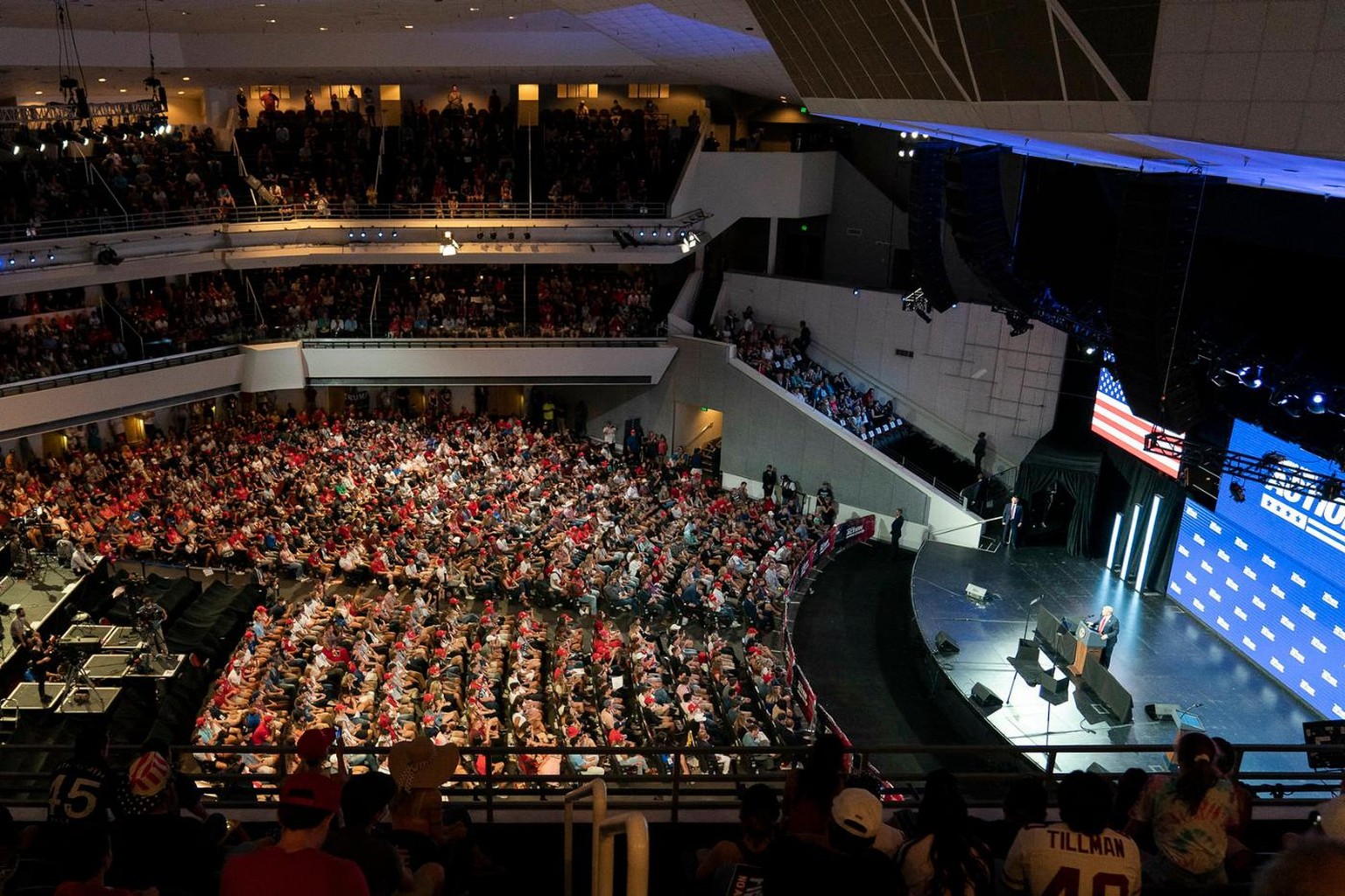 Donald Trump spricht zu Studenten in der Dream City Church in Phoenix, Arizina, 23.6.2020
https://twitter.com/hexadezimalion/status/1275861777050472450/photo/2