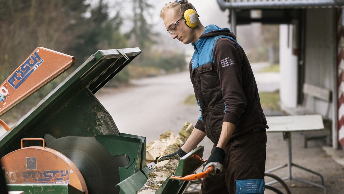 ZUM ZIVILDIENST TAETIGKEITSBEREICH UMWELT- UND NATURSCHUTZ STELLEN WIR IHNEN HEUTE, DIENSTAG, 24. JANUAR 2017, FOLGENDES BILDMATERIAL ZUR VERFUEGUNG --- An alternative civilian service employee saws ...