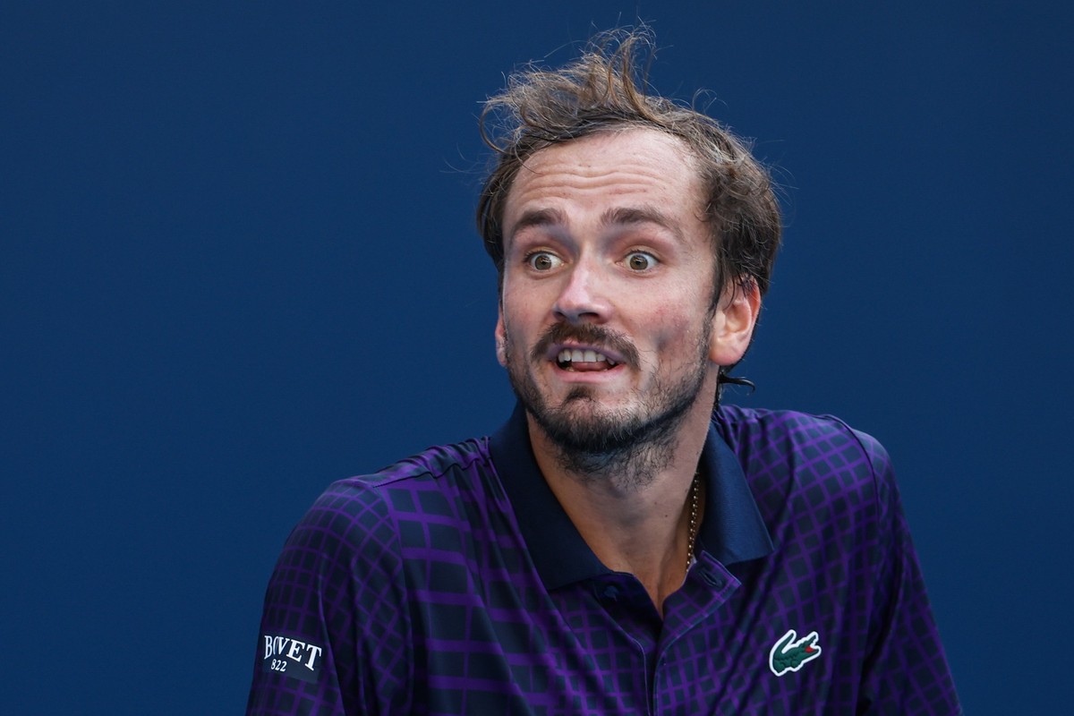 epa12412198 Daniil Medvedev of Russia reacts during the men's singles round of 16 match against Alejandro Davidovich Fokina of Spain at the China Open tennis tournament in Beijing, China, 28 Sept ...