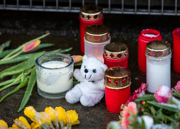 11.03.2023, Hamburg: Blumen, Kerzen und ein Teddyb