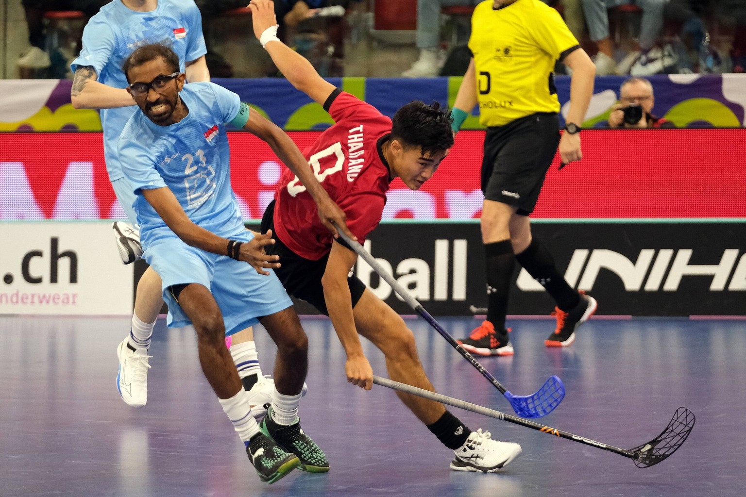 IFF Men s World Floorball Championship 2022 Singapore vs Thailand - Singapore Forward Suria R 23 and Thailand Forward Simon Johansson 8 Winterthur AXA Arena Zürich Schweiz Copyright: xSergioxBrunettix