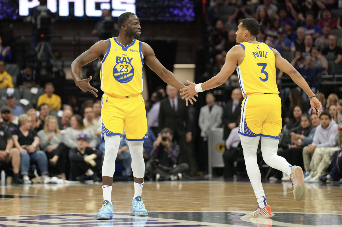NBA, Basketball Herren, USA Golden State Warriors at Sacramento Kings, Apr 3, 2022; Sacramento, California, USA; Golden State Warriors guard Jordan Poole (3) is congratulated by Golden State Warriors  ...