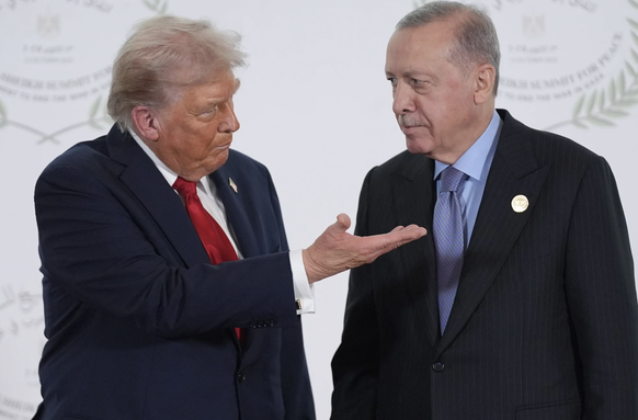 Donald Trump (links) begrüsst Recep Tayyip Erdogan letzten Oktober in Ägypten.