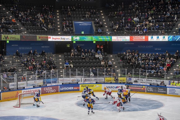 Eine Spielszene mit Zuschauer beim Eishockey Meisterschaftsspiel in der Qualifikation der National League zwischen dem EV Zug und dem HC Lausanne vom Freitag, 16. Oktober 2020 in Zug. (KEYSTONE/Urs Fl ...