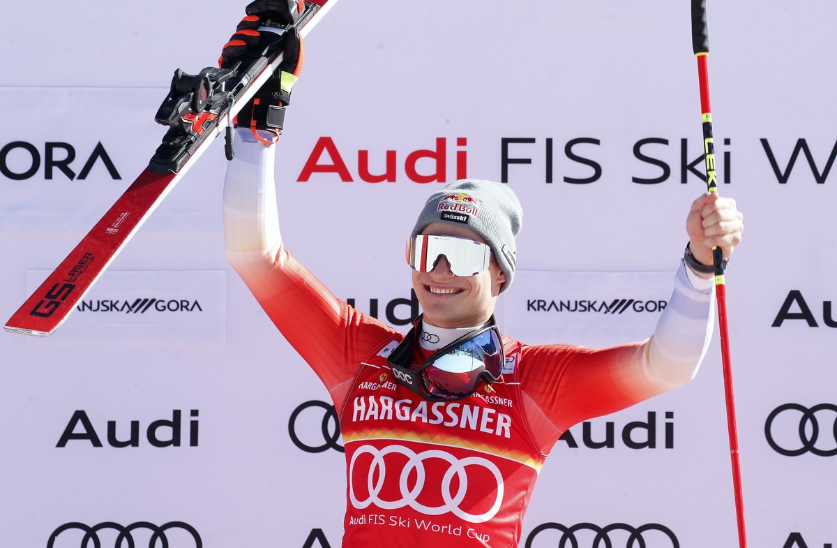 epa10515010 Winner Marco Odermatt of Switzerland celebrates on the podium for the Men's Giant Slalom race at the FIS Alpine Skiing World Cup in Kranjska Gora, Slovenia, 11 March 2023. EPA/ANTONIO ...