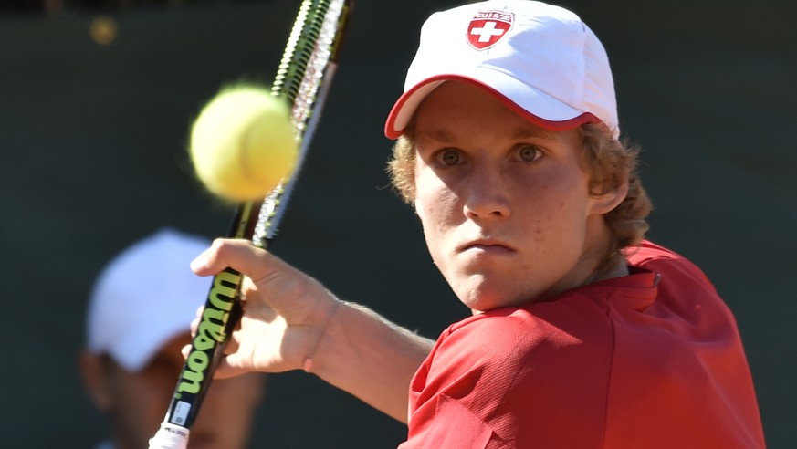 Der Schweizer Antoine Bellier spielt den Ball im ersten Einzel zwischen dem Usbeken Denis Istomin und dem Schweizer Antoine Bellier, im Tennis Davis Cup Auf-/Abstiegs-Playoff zwischen Usbekistan und d ...