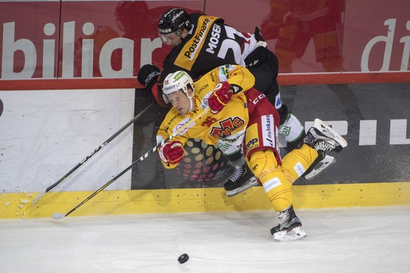 Berns Simon Moser, hinten, im Duell mit Biels Damien Brunner, vorne, waehrend dem Eishockey National League Spiel zwischen dem SC Bern und den EHC Biel, am Samstag, 29. September 2018, in der PostFina ...