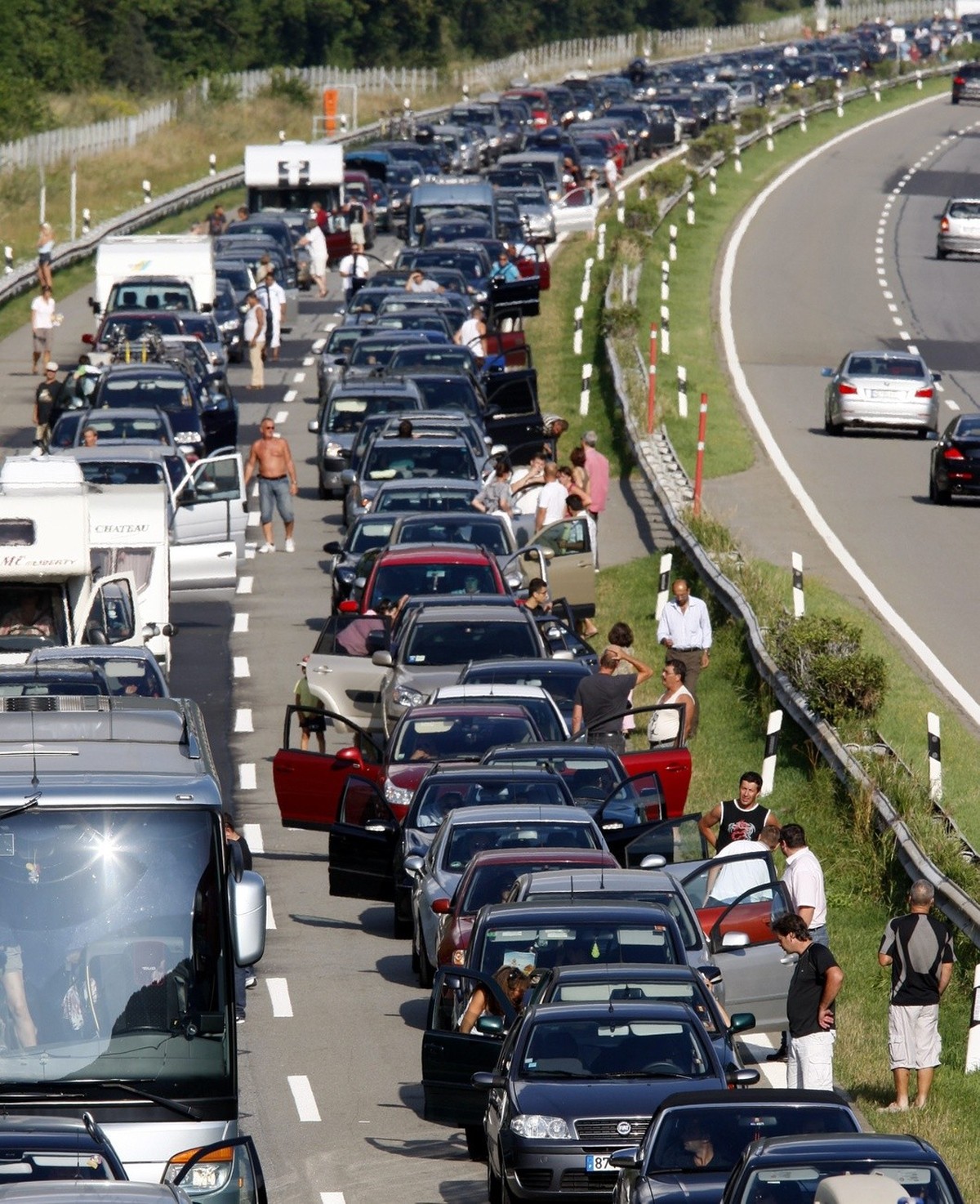 Mehrere Kilometer staut sich der Ferien-Rueckreiseverkehr auf der A2 vor dem Gotthard Suedportal zwischen Quinto und Airolo in Richtung Norden, am Samstag, 15. August 2009. (KEYSTONE/Karl Mathis)