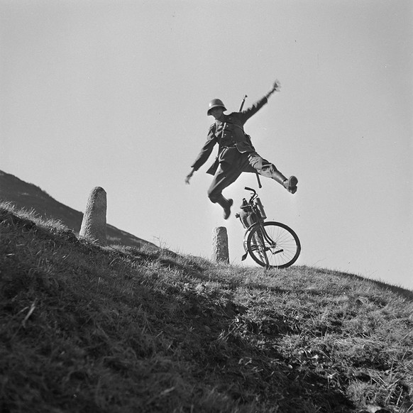 Ein Radfahrer springt auf einer Passstrasse über den Lenker vom Rad, um 1935, Foto Karl Egli.