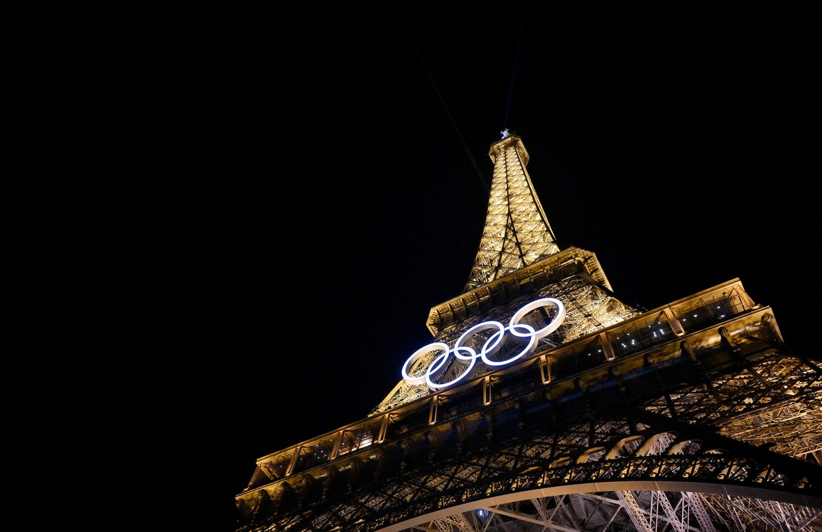 epa11493248 The Olympic Rings are displayed on the Eiffel tower in Paris, France, 23 July 2024. The opening ceremony of the Paris 2024 Olympic Games will begin with a nautical parade on the Seine and  ...