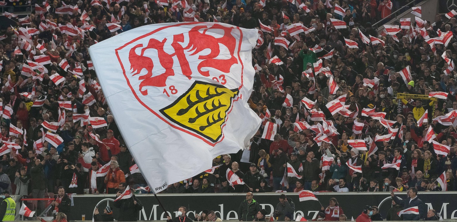 VfB Stuttgart Fans, Fahnen, Fahnenmeer, Stimmung, Zuschauer VfB Stuttgart vs Borussia Dortmund, Fussball, Herren, 1.Bundesliga, 29. Spieltag, Saison 21/22 GER, 08.04.2022, DFL REGULATIONS PROHIBIT ANY ...