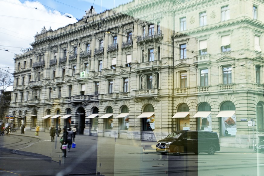 Das Gebaeude der Credit Suisse spiegelt sich in einem Fenster am Zuercher Paradeplatz am Freitag, 25. Februar 2022. (KEYSTONE/Walter Bieri)