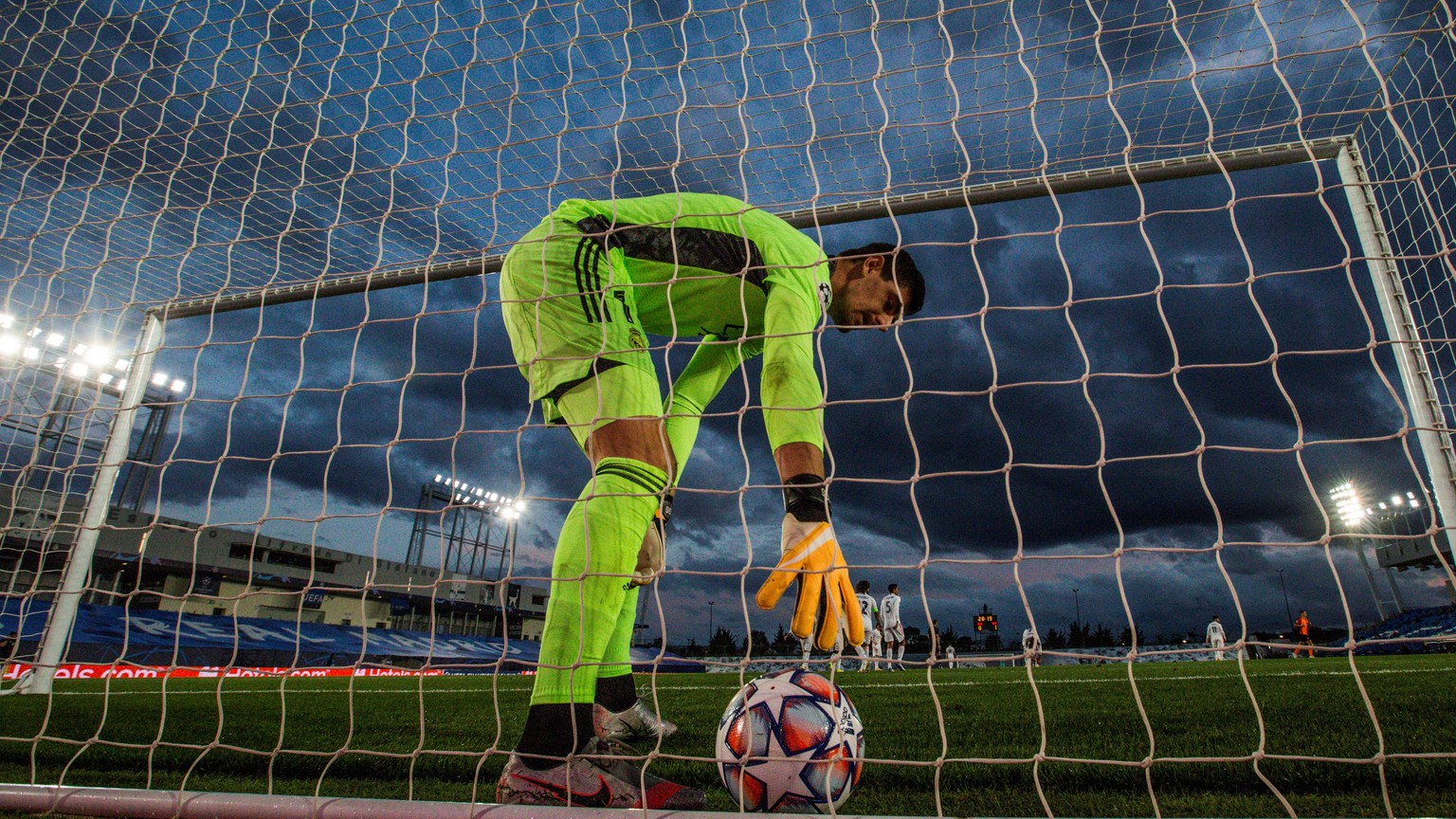 epa08762772 Real Madrid&#039;s goalkeeper Thibaut Courtois reacts after a goal of Shakhtar Donetsk during the UEFA Champions League group B soccer match between Real Madrid and Shakhtar Donetsk at Alf ...