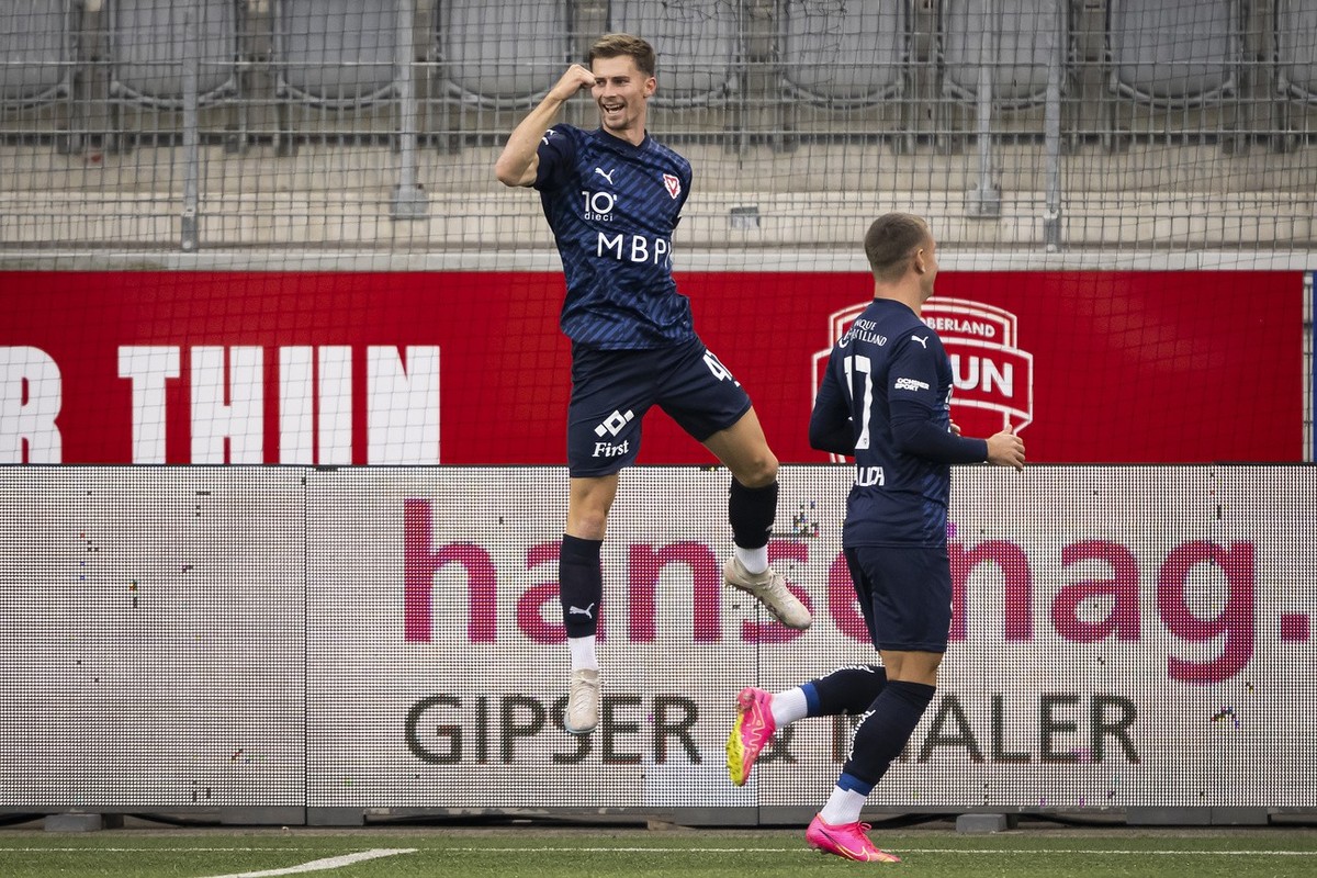 Vaduz' Fabio Fehr, links, jubelt nach seinem Tor zum 1-0 neben Vaduz' Alessandro Kraeuchi, rechts, im Fussball Meisterschaftsspiel der Challenge League zwischen dem FC Thun und dem FC Vaduz, ...