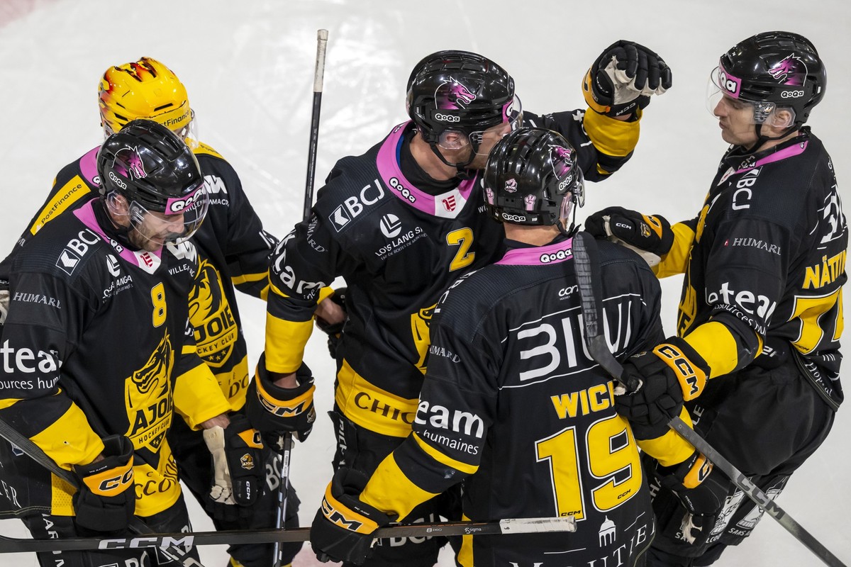 Ajoies Spieler freuen sich nach dem Tor zum 4:2 im Qualifiaktionsspiel der Eishockey National League zwischen dem HC Ajoie und dem EHC Kloten in der Raiffeisen Arena in Porrentruy, am Samstag, 24. Jan ...