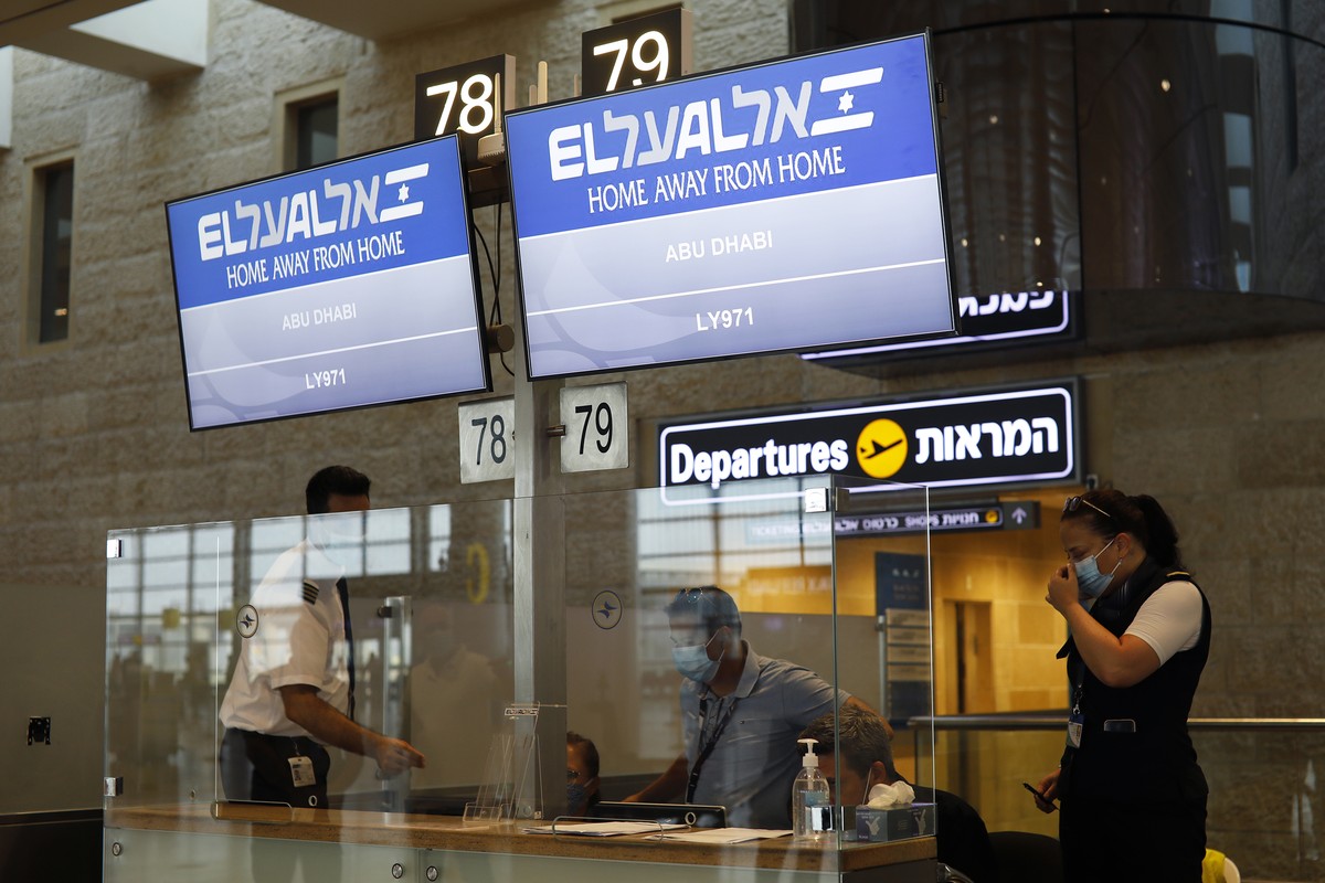 A screen displaying flight number of Israeli flag carrier El Al's airliner which will carry Israeli and U.S. delegations to Abu Dhabi for talks meant to put final touches on the normalization dea ...