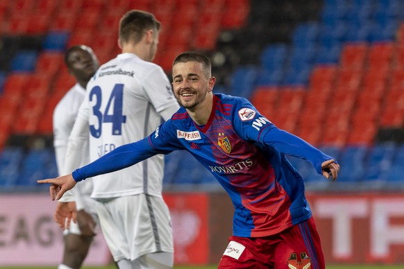 Der Basler Edon Zhegrova jubelt ueber sein 3:1 im Fussball Meisterschaftsspiel der Super League zwischen dem FC Basel und dem FC Luzern im Stadion St. Jakob-Park in Basel, am Samstag, 13. Maerz 2021.  ...