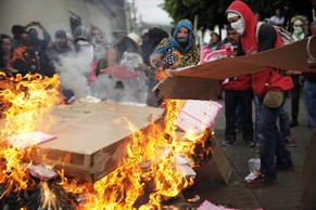 In&nbsp;Tixtla im Süden Mexikos verbrennen Demonstranten Wahlunterlagen.