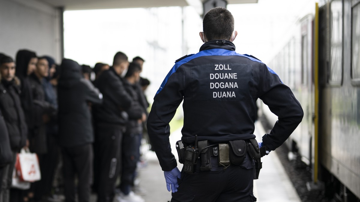 Fluechtlinge aus einem Zug aus Oesterreich werden von Grenzwaechtern zur Kontrolle gebracht, am Mittwoch, 16. November 2022, in Buchs. Seit dem Sommer 2021 gelangen vermehrt afghanische Fluechtlinge a ...