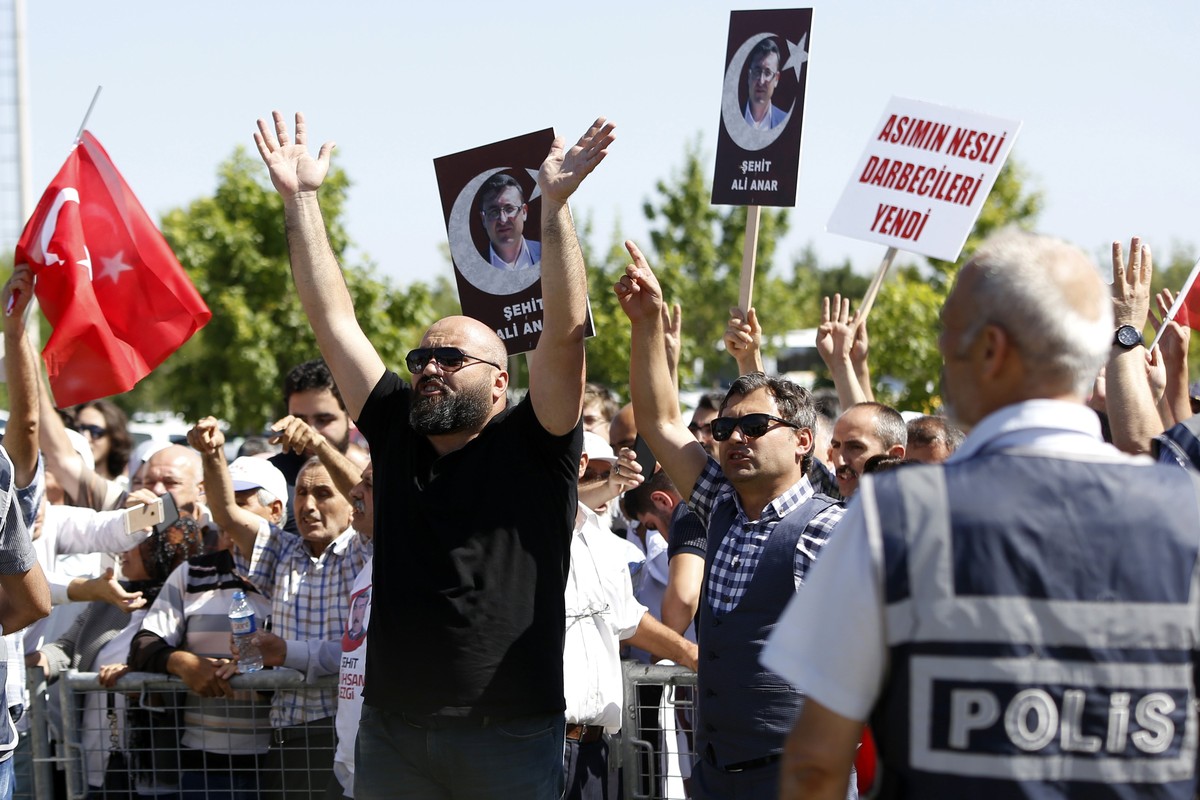 epa06119626 People protest against arrested soldiers who participated in an attempted coup d'etat on 15 July 2016 in Turkey, as they arrive at the court inside of the Sincan Prison before trial i ...