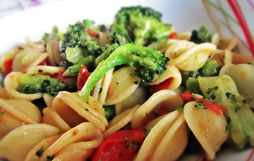 orecchiette con broccoli pomodorini prosciutto schinken brokkoli pasta tomaten carluccio essen food italien italia küche kochen https://ideeintavola.wordpress.com/2012/11/07/orecchiette-con-broccoli-e ...