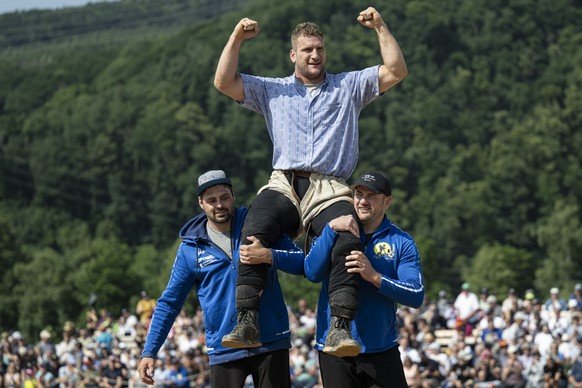 Armon Orlik feiert seinen Sieg gegen Damian Ott im Schlussgang beim Glarner Buendner Schwingfest, am Pfingstmontag, 9. Juni 2025, in Ziegelbruecke. (KEYSTONE/Gian Ehrenzeller)