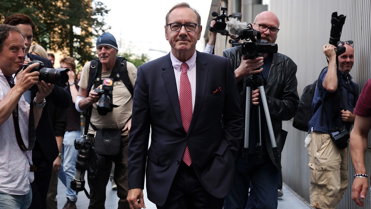epaselect epa10769375 US actor Kevin Spacey departs Southwark Crown Court in London, Britain, 26 July 2023. Double Academy Award-winning actor Kevin Spacey is on trial in London accused of sexual offe ...