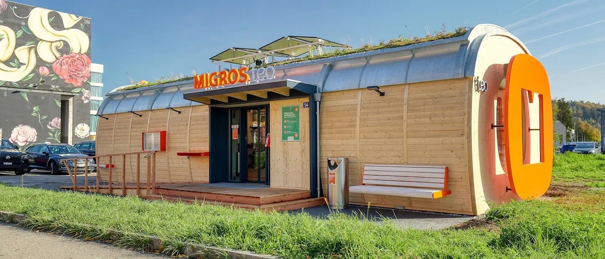 Design durable, libre-service, toit végétalisé : Migros teo réinvente les courses du quotidien, même en pleine nuit.