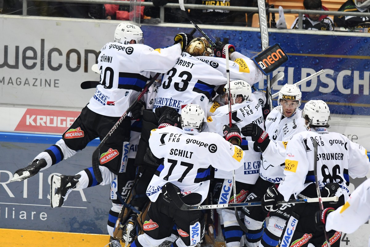 Fribourg's players celebrate the 3-4 goal, during the third match of the playoffs quarterfinal of the National League Swiss Championship 2017/18 between HC Lugano and HC Fribourg-Gotteron, at the ...