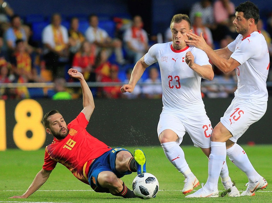 epa06783558 Spain&#039;s defender Jordi Alba (L) vies for the ball with Switzerland&#039;s Xherdan Shaqiri (C) during the international friendly soccer match between Spain and Switzerland at La Cerami ...