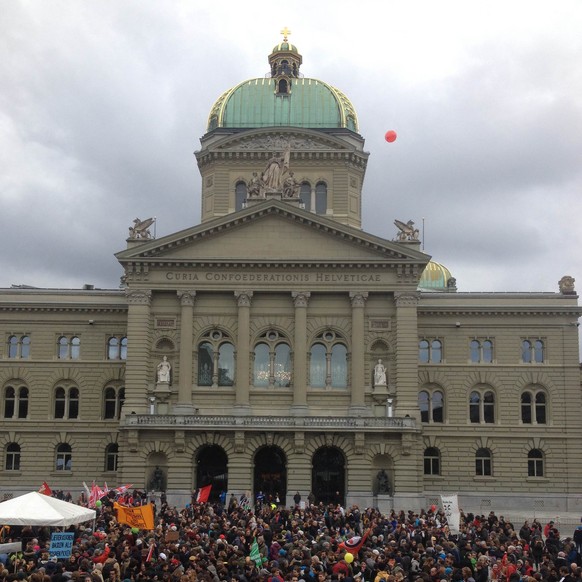 Tausende von Demonstranten fanden sich für die Kundgebung in Bern ein.