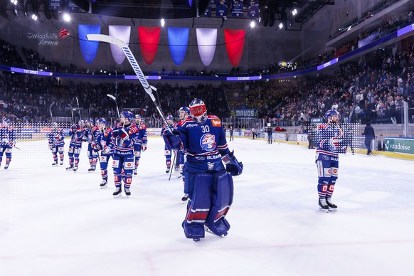 ZSC Lions Torhueter Simon Hrubec (#30) und seine Mitspieler feiern den 6-1 Sieg nach Spiel 1 des Playoff 1/2-Finals der Eishockey-Meisterschaft der National League zwischen den Teams ZSC Lions und HC  ...