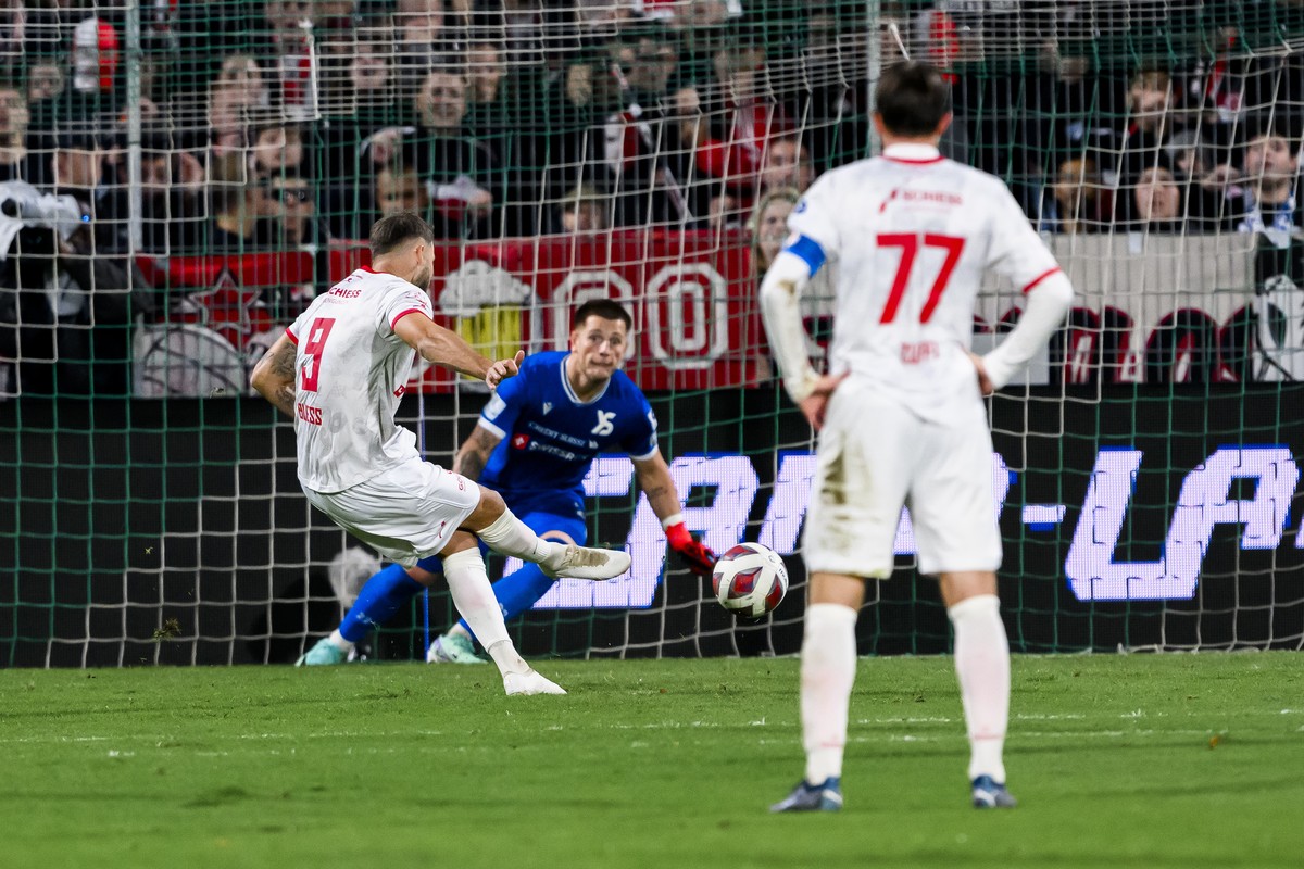L'attaquant zurichois Roman Buess tire un penalty face le gardien yverdonnois Kevin Martin lors de la rencontre de football de Super League entre Yverdon Sport FC et FC Winterthur le samedi 28 oc ...