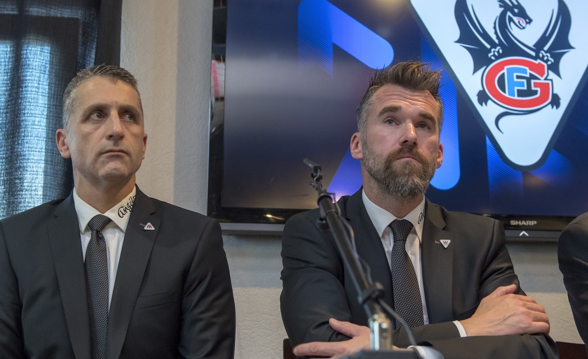 Gotteron Sportchef Christian Dube und Cheftrainer Mark French, von rechts, praesentieren die Bilanz der HC-Gotteron Eishockey AG der vergangenen Saison, am Donnerstag, 13. September 2018, in der BCF A ...