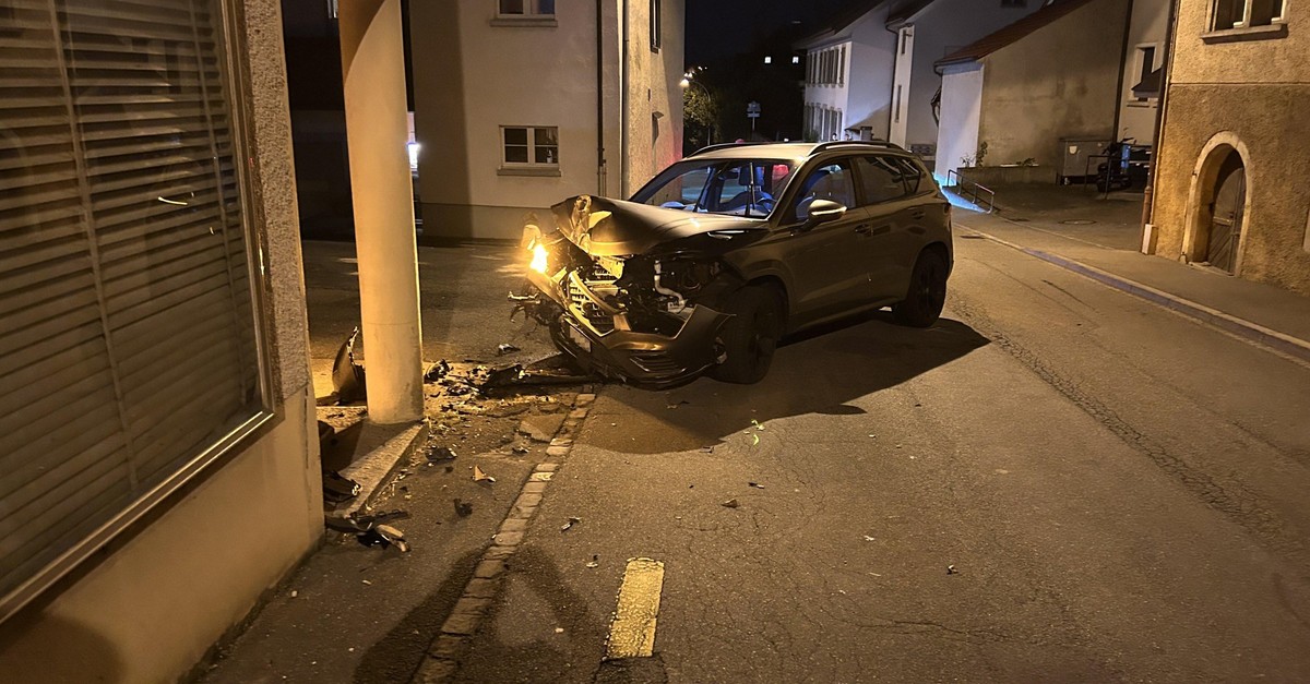 Betrunkene-Autofahrerin-kracht-in-Schinznach-Dorf-AG-in-Geb-ude