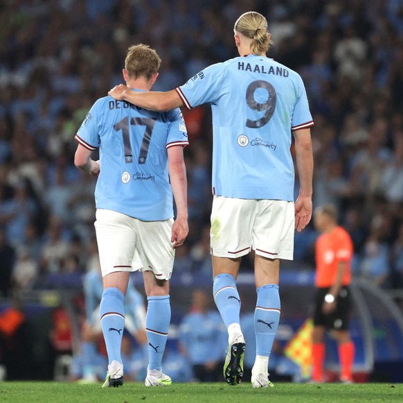 epa10684147 Manchester City striker Erling Haaland (R) consoles his teammate Kevin de Bruyne as the midfielder has to come off with an injury during the UEFA Champions League Final soccer match betwee ...