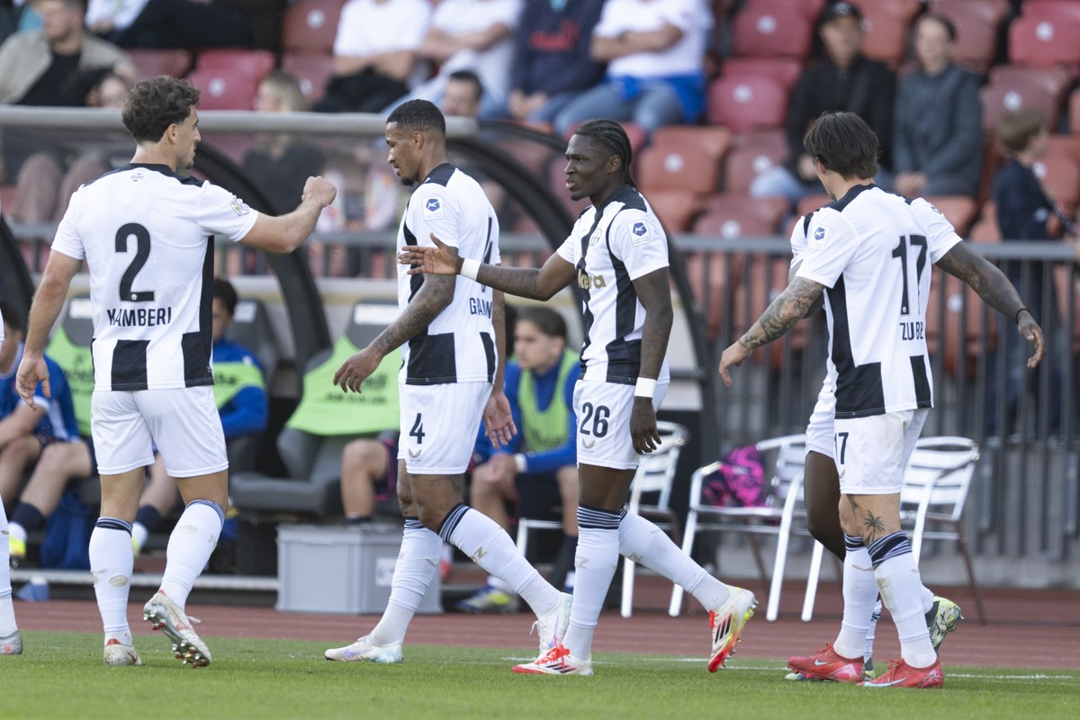 Von links, Lindrit Kamberi (FCZ), Jean-Philippe Gbamin (FCZ), Jahnoah Markelo (FCZ) und Steven Zuber (FCZ) jubeln nach dem zweiten Tor fuer den FCZ in der im Fussball Meisterschaftsspiel der Swiss Sup ...