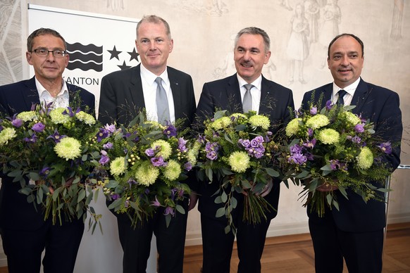 Urs Hofmann (SP), Stephan Attiger, (FDP), Alex Huerzeler, (SVP), und Markus Dieth, (CVP), von links nach rechts, nach ihrer Wahl in den Aargauer Regierungsrat, am Sonntag, 23. Oktober 2016, in Aarau.  ...